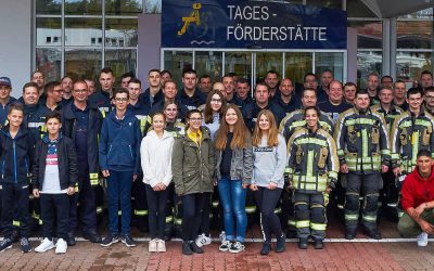 Mit Rollstuhl oder auf der Matratze durchs Treppenhaus – Feuerwehren üben gemeinsam in Wohnheim