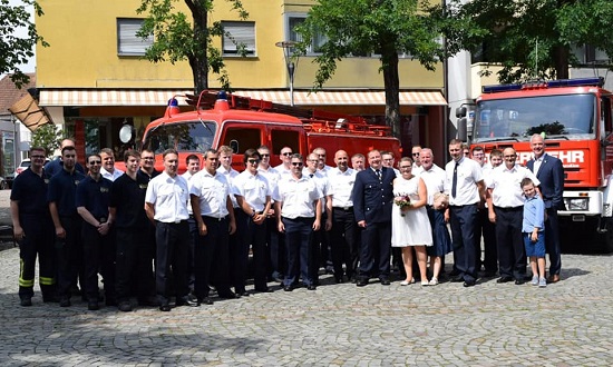 ein Feuerwehrpaar sagt JA